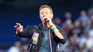 Chris Martin reage ao momento constrangedor da “Kiss Cam” em show
