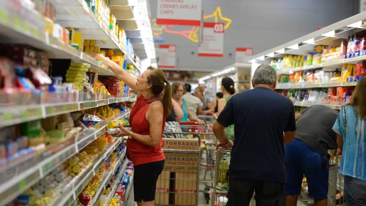 Pessoas em um supermercado | Reprodução/Agência Brasil/Tânia Rego