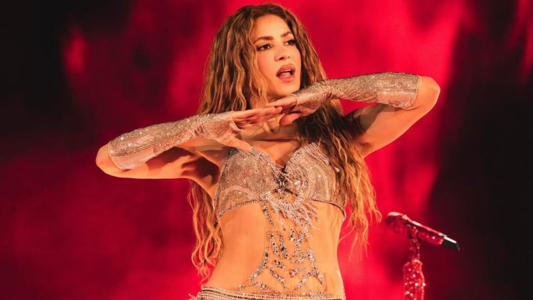 Shakira faz fotos em praia para divulgação de Ísima, sua linha de produtos