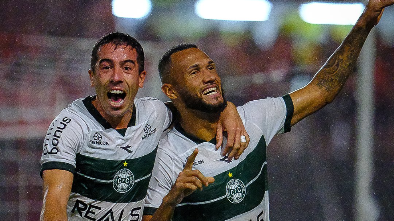 Gustavo Coutinho sai do banco e decide para o Coritiba debaixo de chuva | Reprodução/X/Coritiba