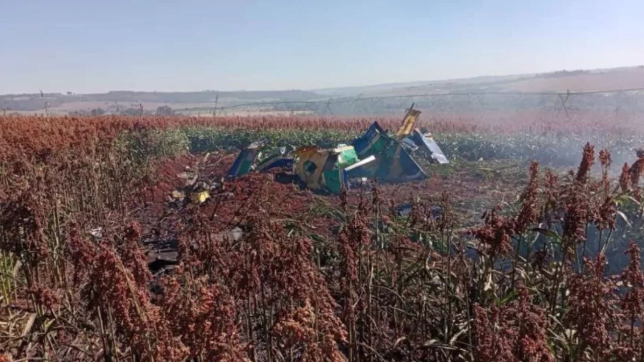 Avião da FAB destruído em campo | Reprodução/Uol