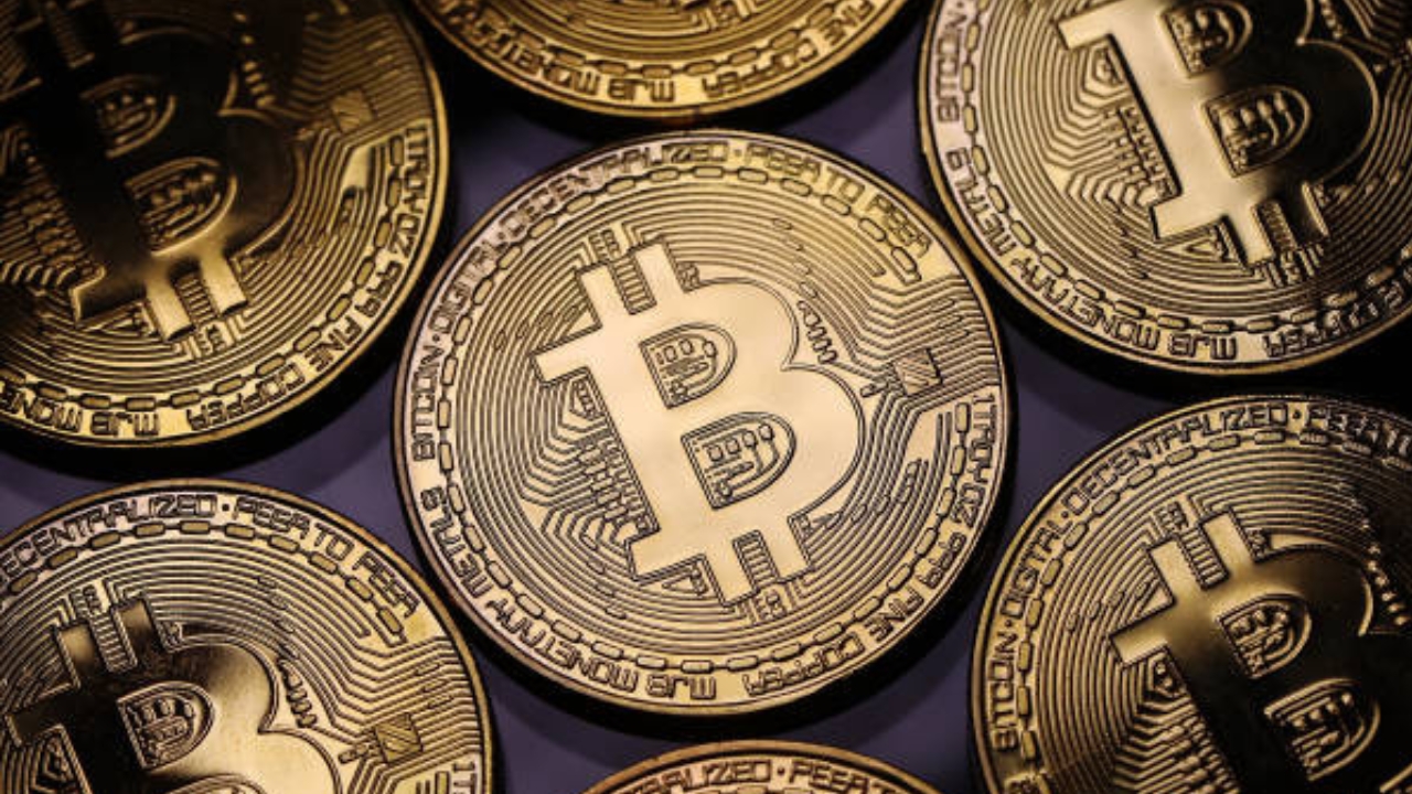 Criptomoeda Bitcoin opera em queda após alcançar máxima histórica | Reprodução/Dan Kitwood/Getty Images Embed 