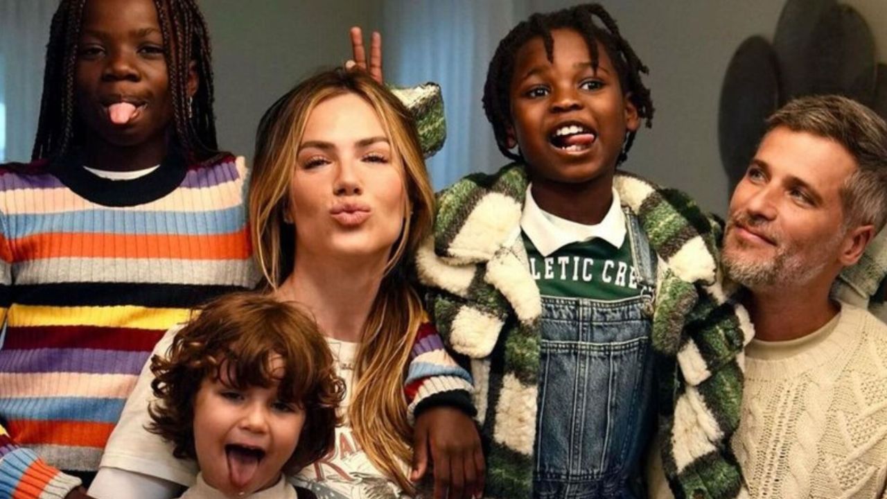 Giovanna Ewbank e Bruno Gagliasso em foto em família com os filhos | Reprodução/Instagram/@gioewbank