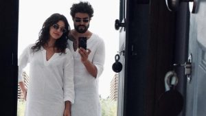 Caio Castro publica foto romântica com Vitória Bohn em Portugal e confirma viagem a dois