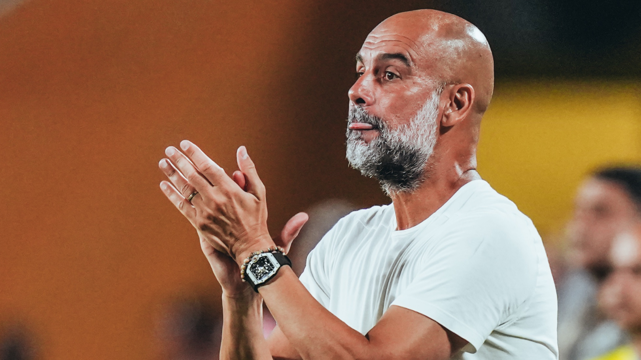 Pep Guardiola comandando o City à beira do gramado pelo Mundial de Clubes | Reprodução/X/Manchester City