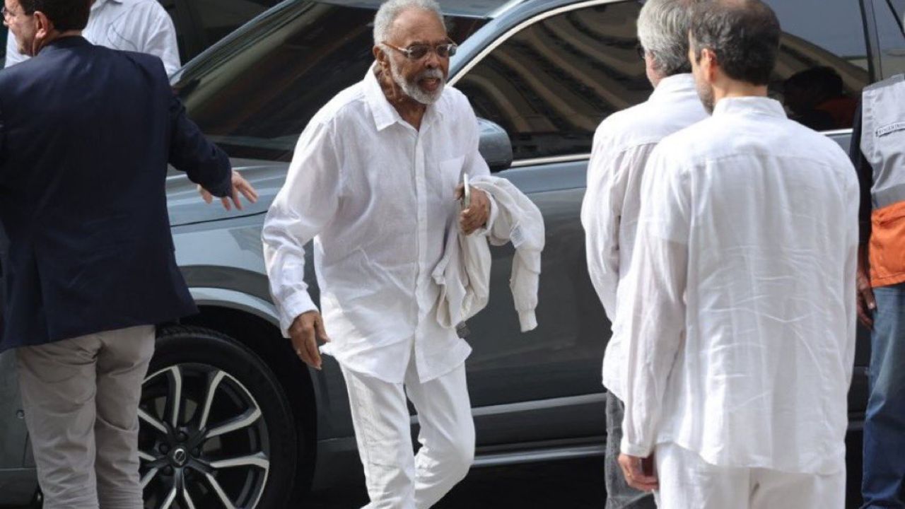 Gilberto Gil chegando a missa de Preta Gil | reprodução/x/@horadafofocatv
