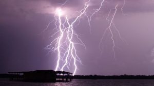 EUA registram o relâmpago mais longo do mundo com 829 km de extensão