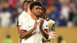 Após eliminar o Fluminense, Andrey Santos exalta raízes vascaínas e provoca rival