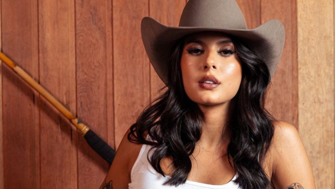 Ana Castela se pronuncia após chorar em palco e receber ataques nas redes socias