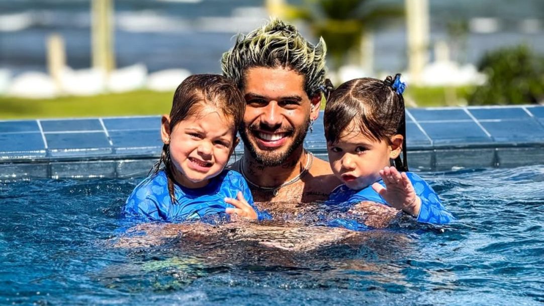 Zé Felipe leva filhos para conhecer o Projeto Tamar na Bahia