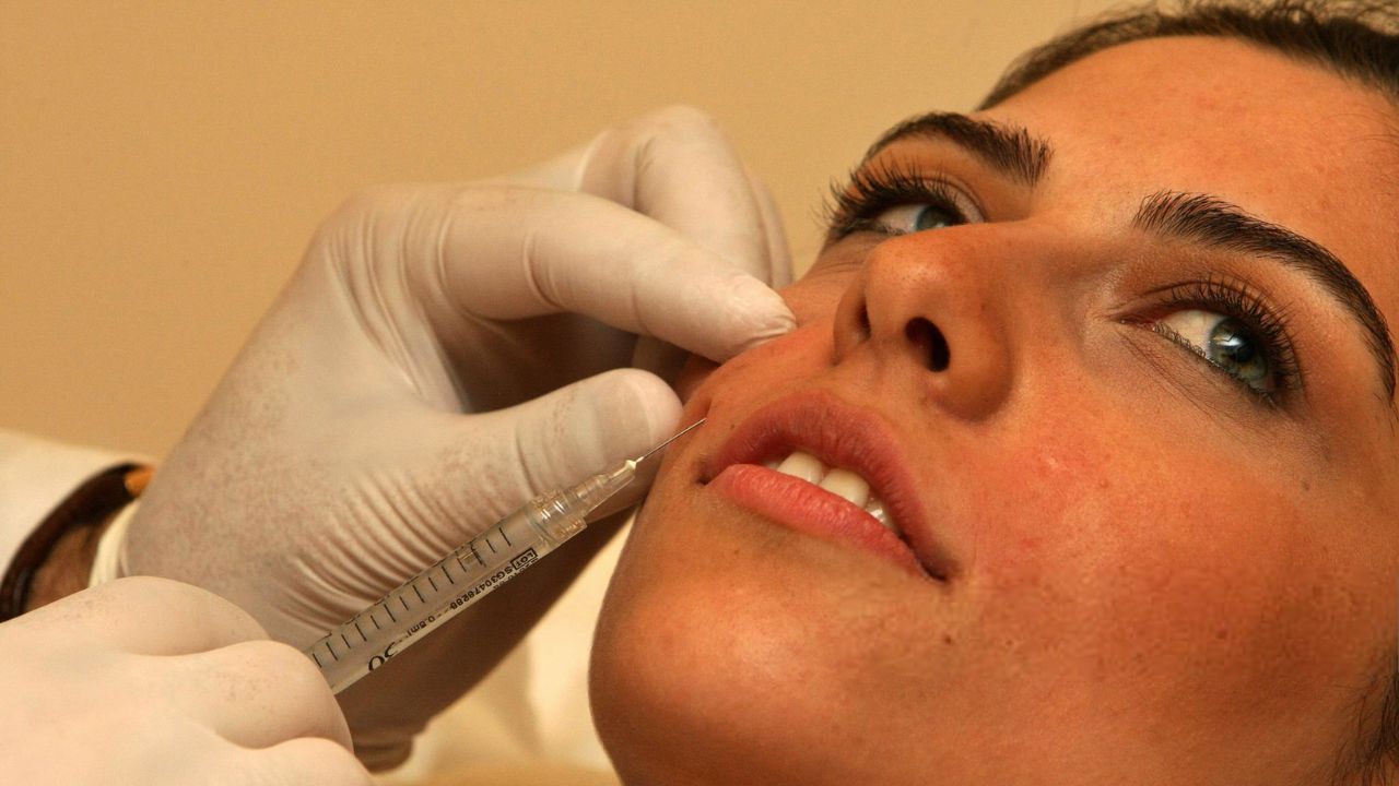 Líquido preenchedor sendo injetado nas bochechas (Foto: reprodução/ANWAR AMRO/ Getty Images Embed)