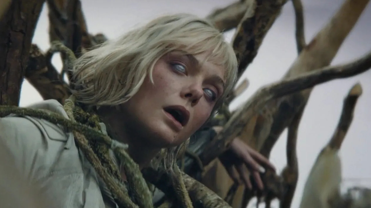 Elle Fanning como Thia em frame do trailer de Predador: Terras Selvagens | Reprodução/Youtube/20thCenturyStudios