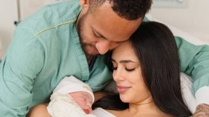 Emoção marca chegada de Mel filha de Neymar com registros de Bruna Biancardi