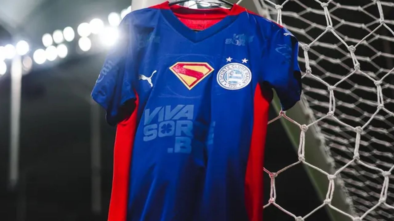 Bahia estreia uniforme inspirado no Superman, mascote do clube | Foto: Reprodução/Instagram/@ecbahia