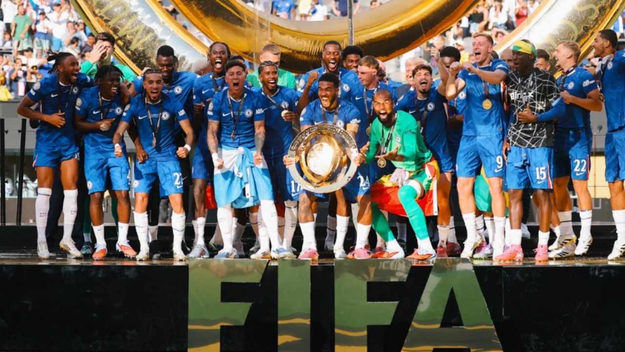 Chelsea ergue o troféu da Copa do Mundo de Clubes de 2025 | Reprodução/X/@ChelseaFC