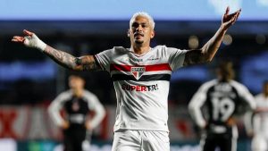 Luciano faz dois gols e São Paulo vence o Corinthians pelo Brasileirão 2025