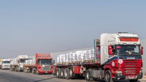 Caminhões com comida chegam em Gaza após pausa humanitária