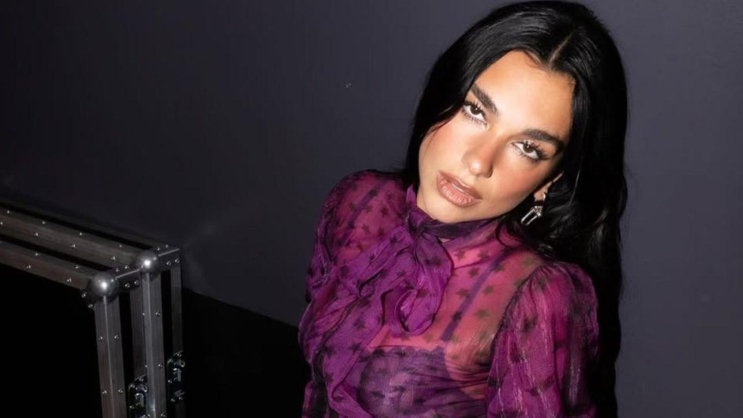 Dua Lipa adere à tendência do poá e reforça estilo retrô-chic