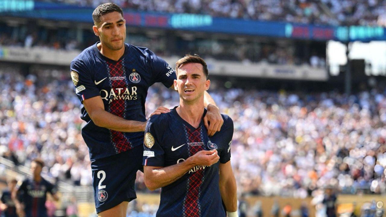 Achraf Hakimi e Fabián Ruiz comemorando o gol diante do Real Madrid na semifinal do Mundial de Clubes I Reprodução/ 	ANGELA WEISS/ Getty Images Embed