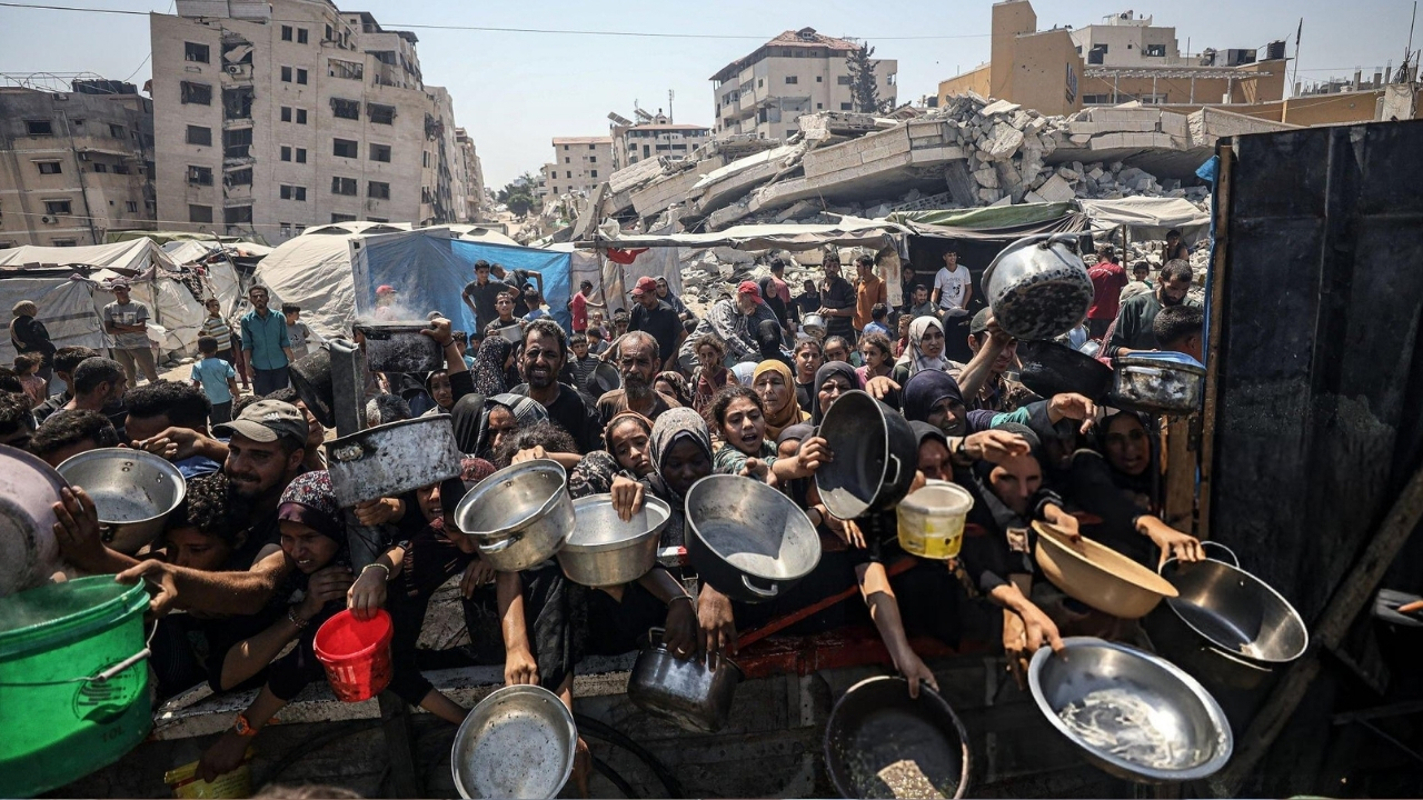 Palestinos em pontos de distribuição de alimentos em Gaza | Reprodução/Anadolu/Getty Images Embed