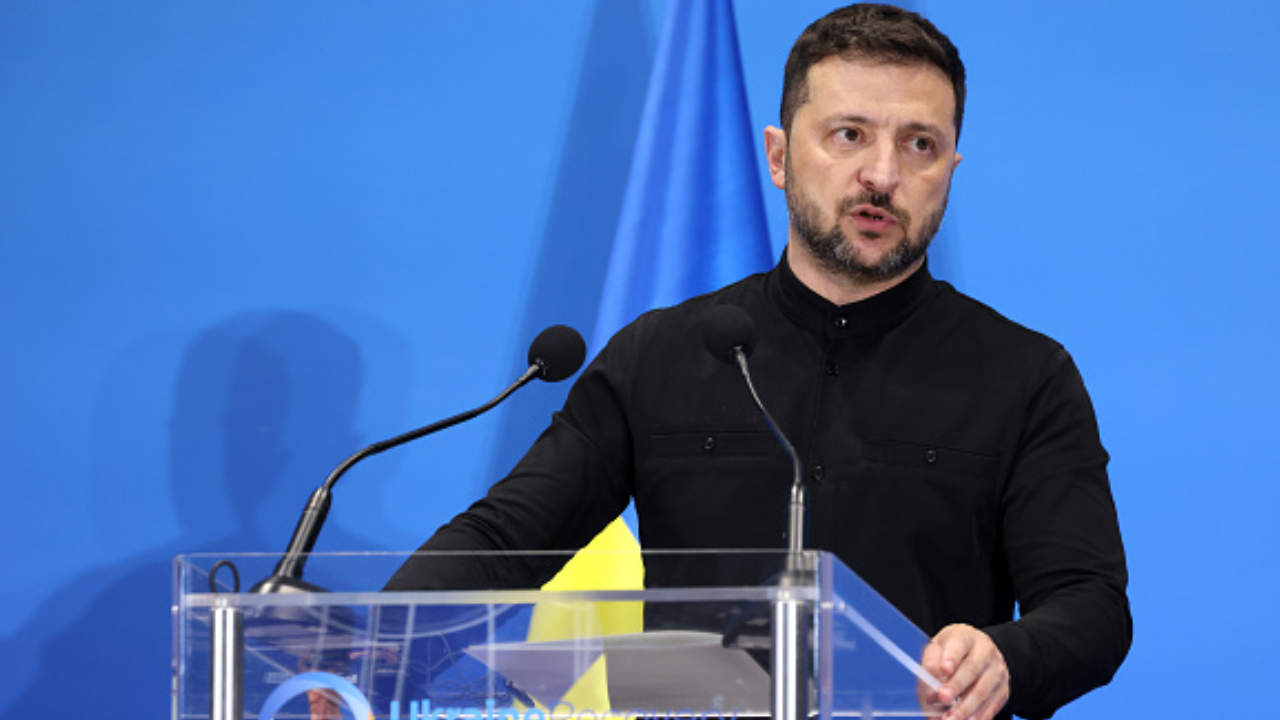 Volodymyr Zelenskiy durante uma coletiva de imprensa na Conferência de Recuperação da Ucrânia (URC), em Roma, Itália | Reprodução/Alessia Pierdomenico/Bloomberg/Getty Images Embed