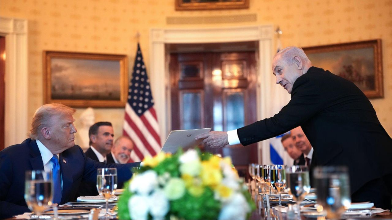 Encontro entre o Primeiro Ministro de Israel Benjamin Netanyah e o Presidente dos EUA Donald Trump na Casa Branca | Reprodução/	Andrew Harnik/Getty Images Embed