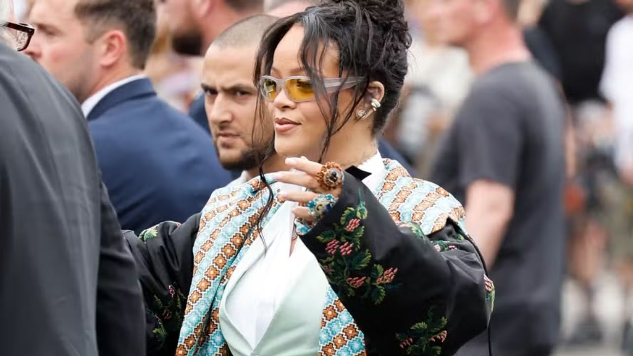 Rihanna em passeio pela Europa | Reprodução/Anthony Ghnassia/Getty Images Embed