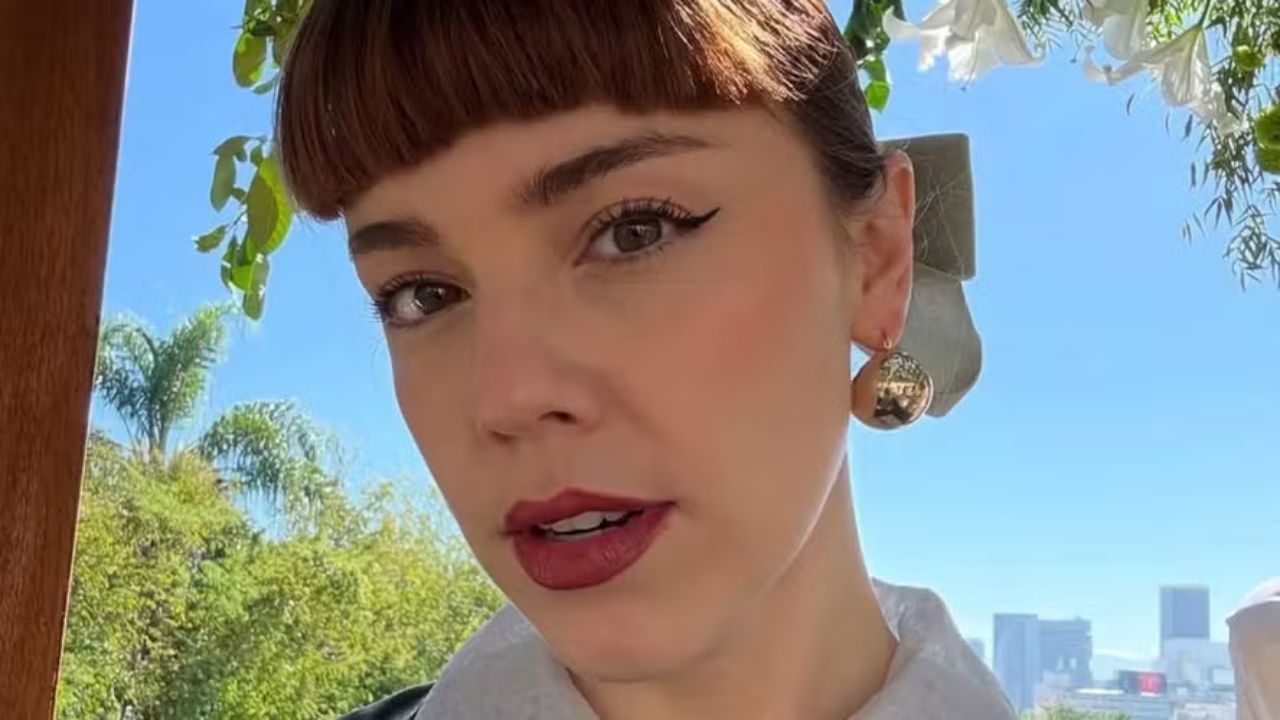 A personagem de Alice Wegmann usa batom marrom em cena da novela Vale Tudo | Reprodução/Instagram/@alicewegmann