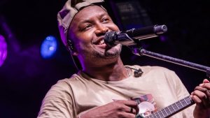 Thiaguinho dedica canção a Preta Gil e emociona o público em show