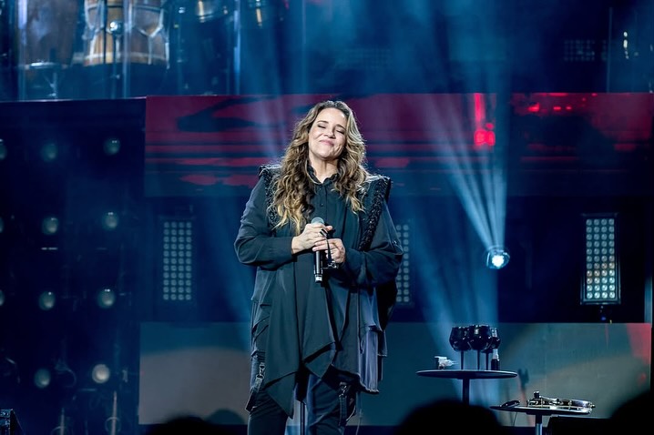 Ana Carolina agita noite carioca com estreia da turnê “25 Anas”