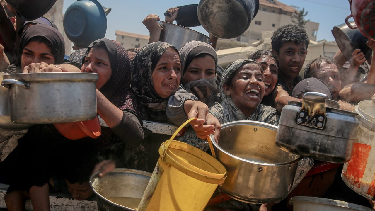 População de Gaza desesperada por ajuda alimentícia | Reprodução/X/@MuhammadSmiry