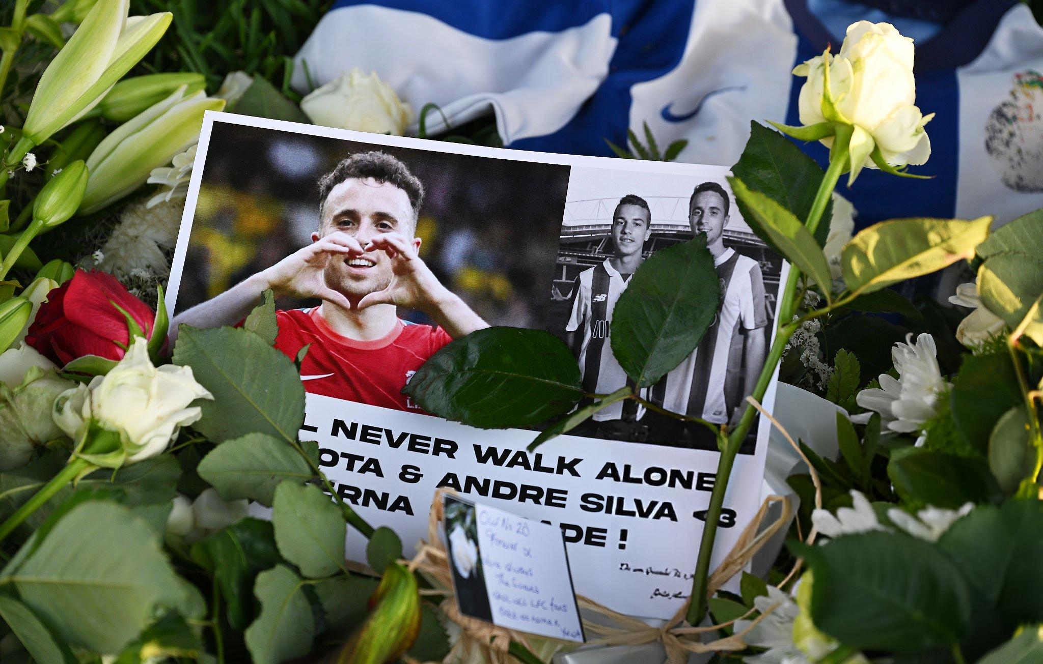 Homenagens de fãs aos jogadores na Capela da Ressurreição, em Portugal | Reprodução/Octavio Passos/Getty Images Embed