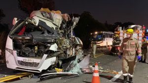 Acidente entre carreta e ônibus de estudantes da UFPA deixa cinco mortos