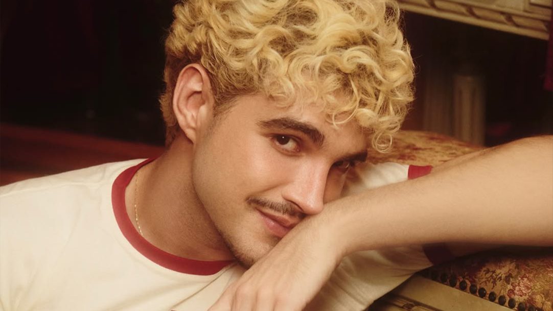 Após anunciar pausa, Jão aparece com visual totalmente diferente