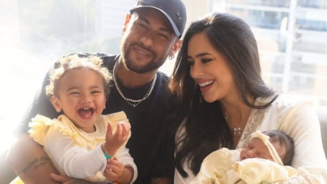 Filha de Neymar mostra todo carinho pela irmã mais nova
