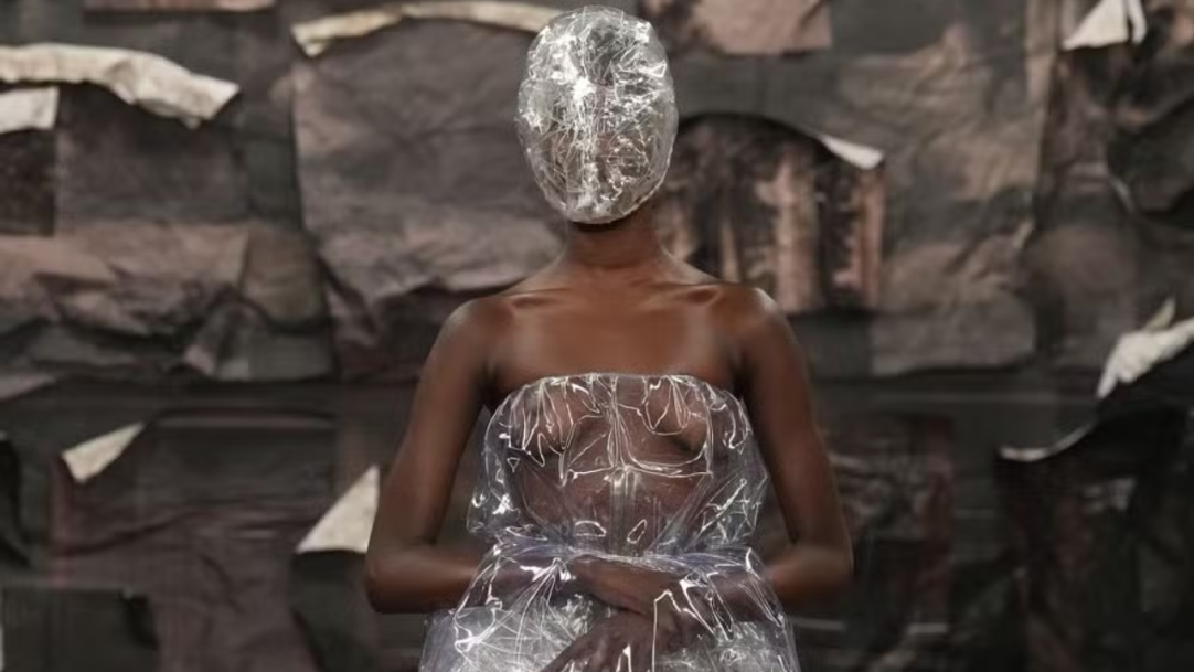 Glenn Martens assume a Maison Margiela com desfile autoral que resgata o legado da grife