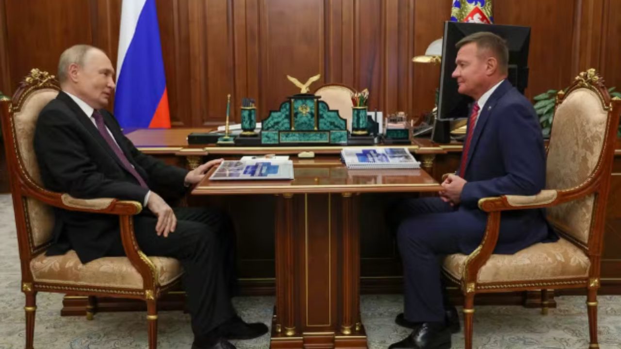 Vladimir Putin e Roman Starovoit em reunião no fim de janeiro de 2025 | Reprodução/site Gavriil Grigorov/Sputnik/)
