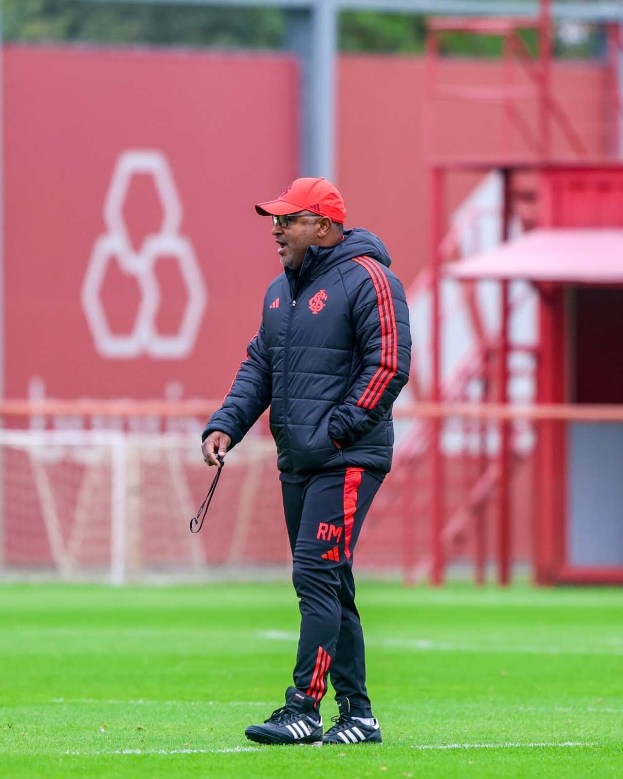 Roger Machado durante treino da equipe do Internacional | Reprodução/Instagram/@scinternacional
