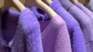 Roxo ganha espaço na moda e inspira looks elegantes e criativos
