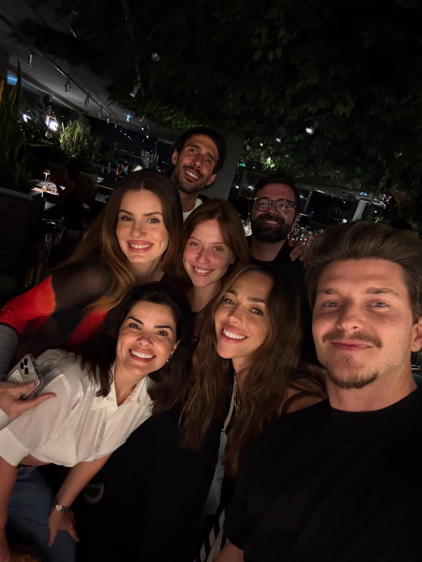 Camila Queiroz, Kebler Toledo, Vanessa Giácomo e amigos