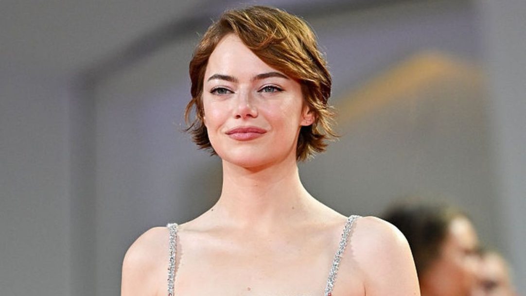 Emma Stone brilha no Festival de Veneza com looks Louis Vuitton
