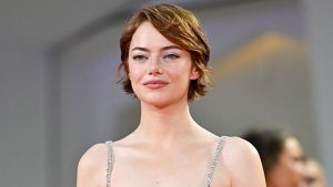 Emma Stone brilha no Festival de Veneza com looks Louis Vuitton