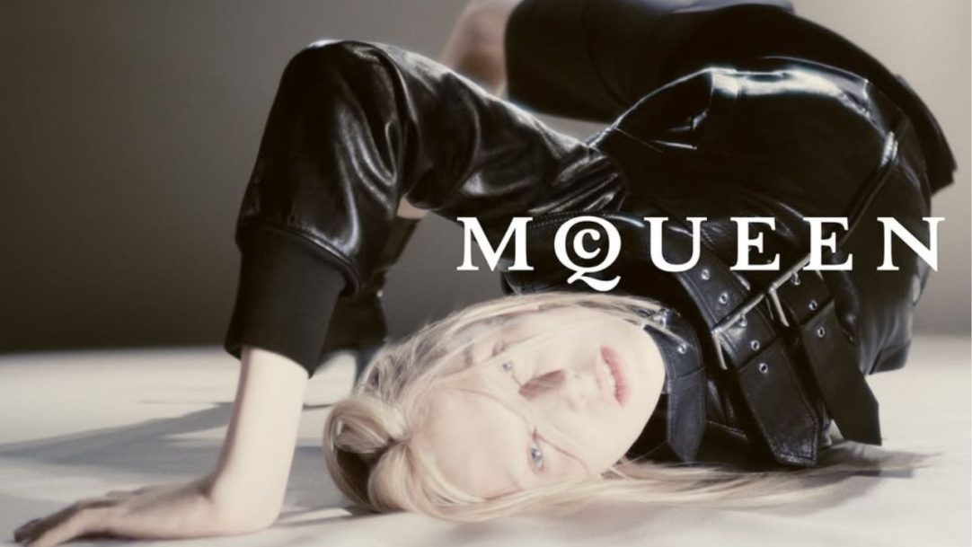 Alexander McQueen explora gótico vitoriano em campanha estrelada por Alex Consani