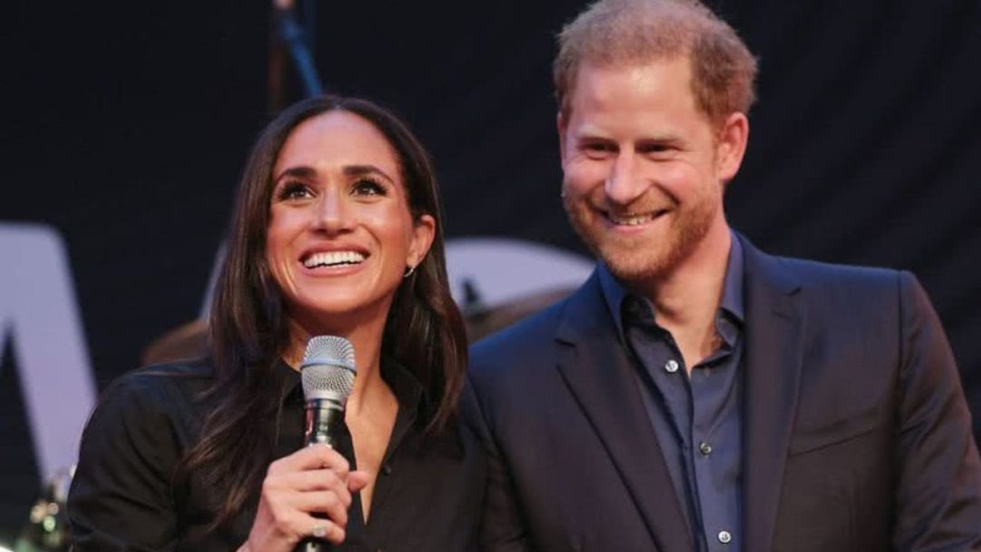 Meghan e Harry levam Archie à praia e reafirmam escolha por vida discreta
