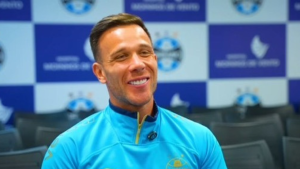Grêmio oficializa retorno de Arthur Melo em contrato de empréstimo até 2026