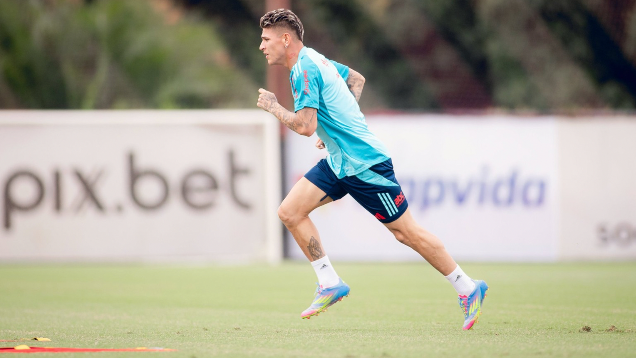 Carrascal em seu primeiro treino com o Flamengo | Reprodução/x/@venecasagrande
