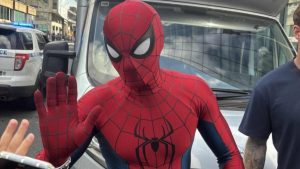 Fotos de Tom Holland no set de gravação revelam nova máscara de Homem Aranha