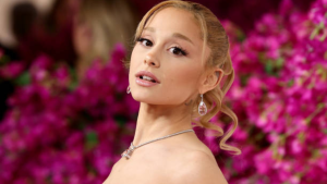 Ariana Grande veste Elie Saab para a promoção de “Wicked: For Good”