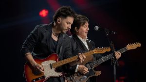 Xororó sobe no palco durante show do filho Junior Lima