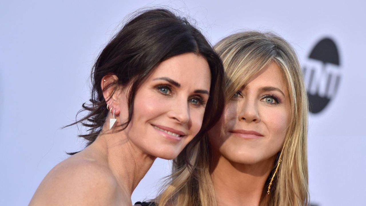 Jeniffer Aniston e Courteney Cox em evento | Reprodução/Axelle Bauer-Griffin/Getty Images Embed
